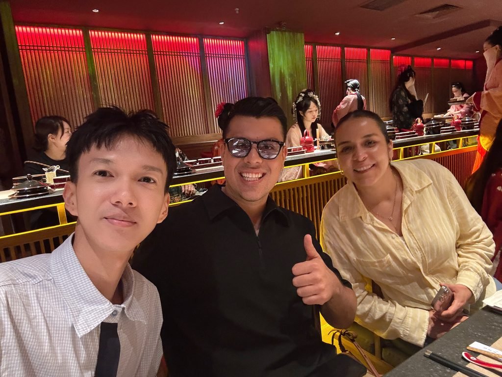 A Chinese sourcing agent treats a Mexican client—who deals in LED trees—to an Imperial-style banquet.