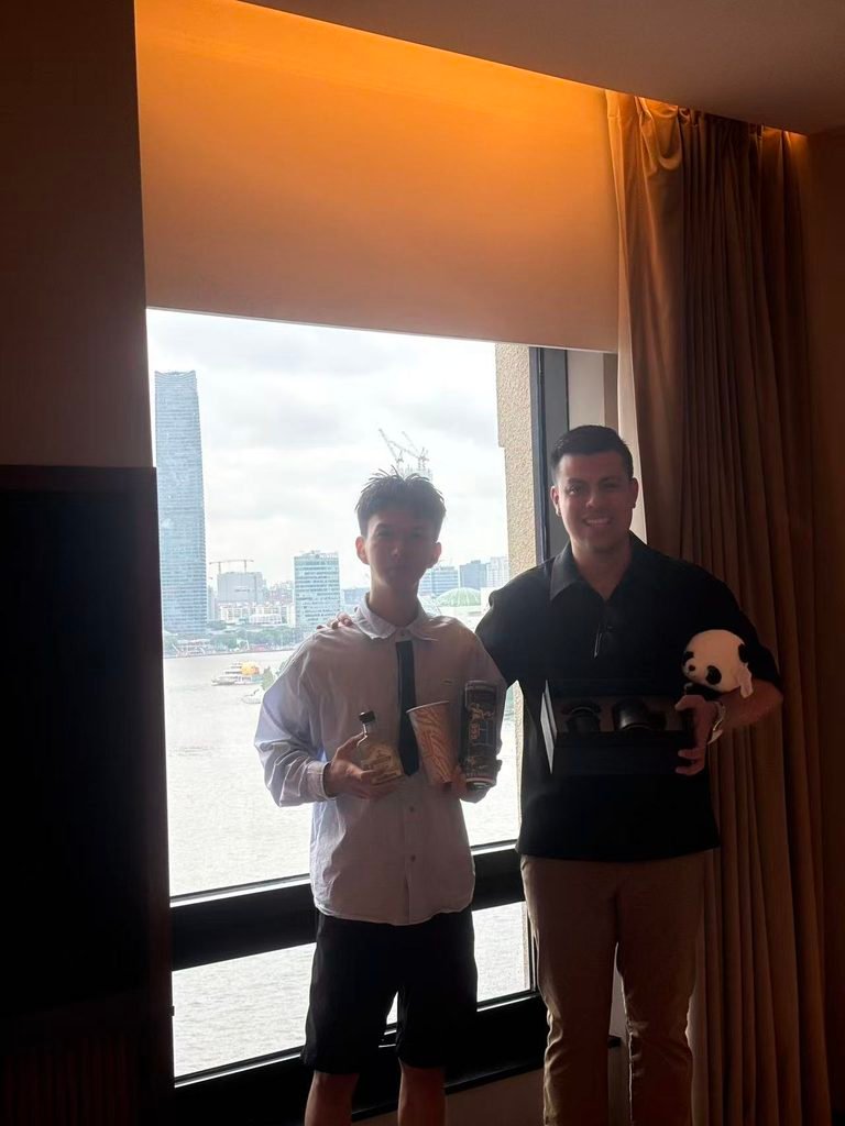 与发光树客户的合照 工厂