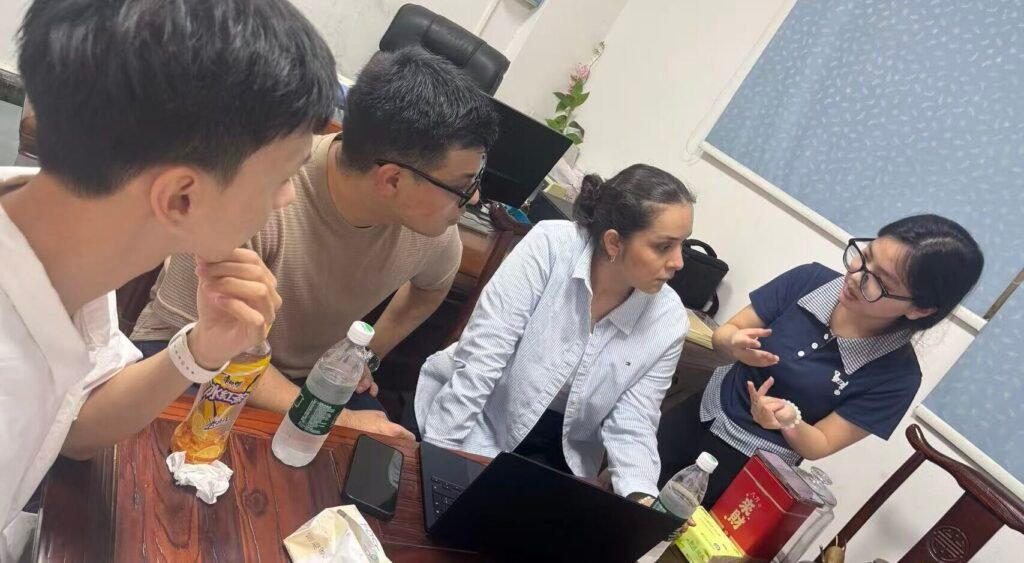 与发光树客户的合照 工厂 讲解