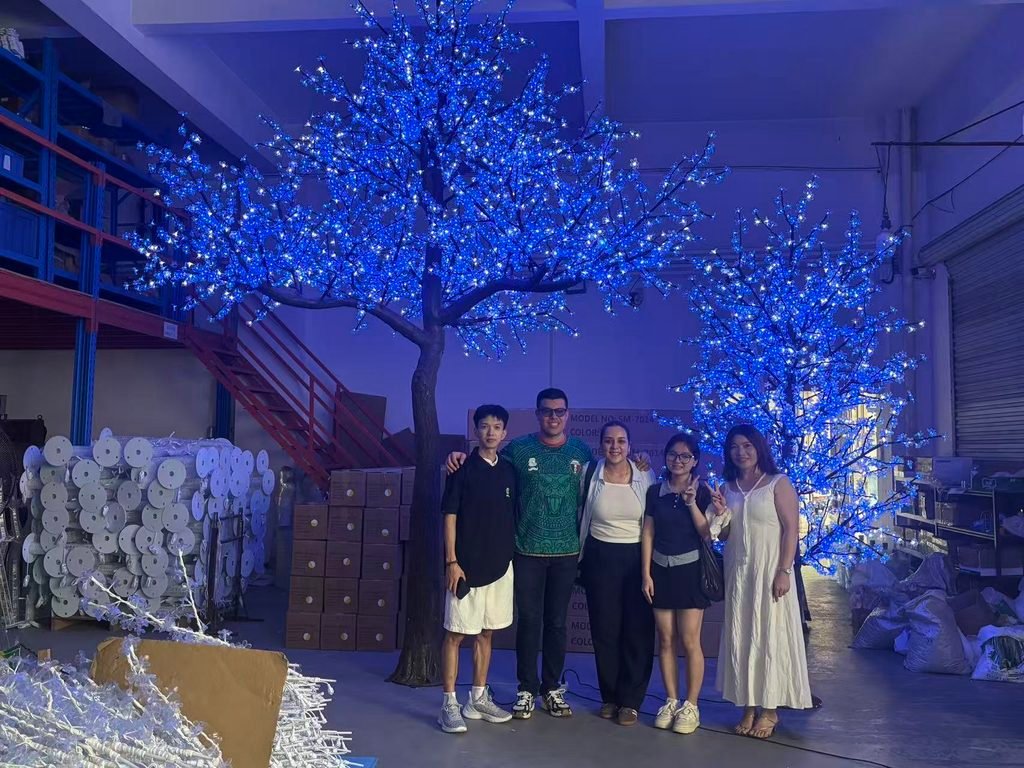 与发光树客户的合照 工厂3