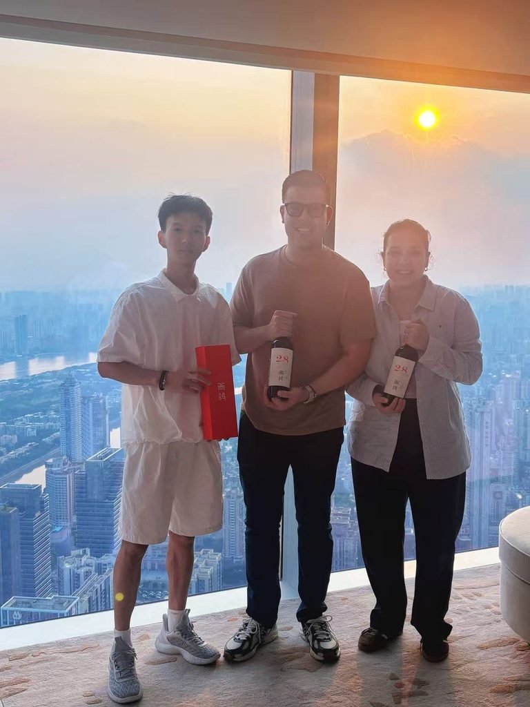 与发光树客户的合照1