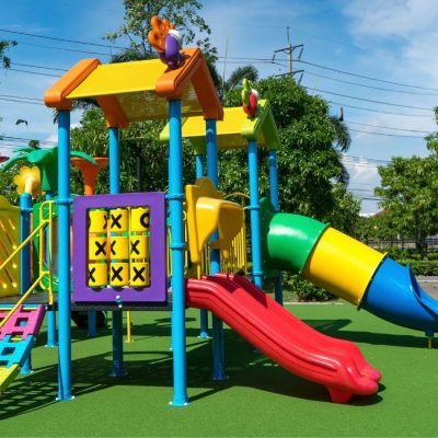 Freestanding outdoor slides for children are commonly found in kindergartens, parks, residential communities, and children's playgrounds.